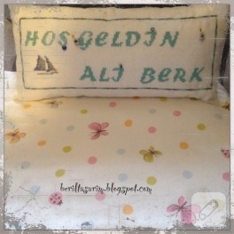 Kanaviçe bebek takı yastığı