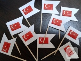 Çocuk etkinlikleri; kağıttan bayrak yapımı