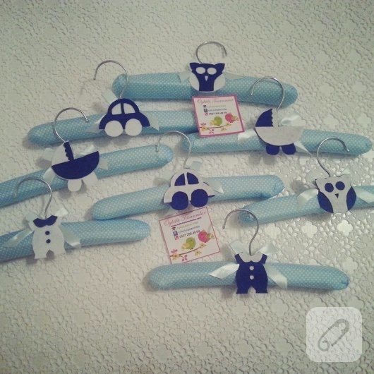 Erkek bebek kıyafet askıları