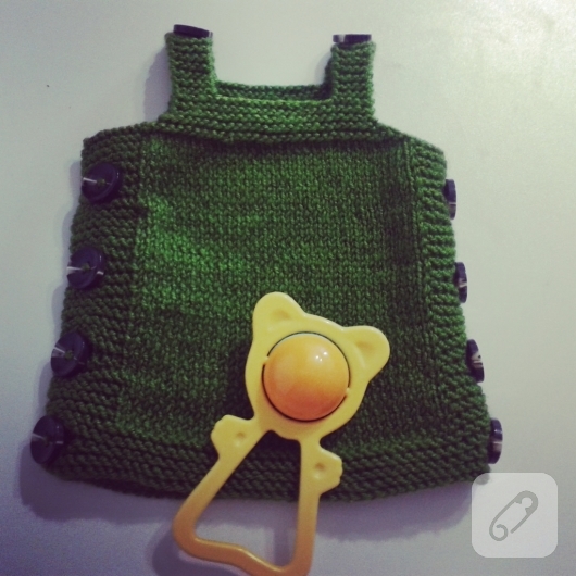 Düğmeli bebek yeleği örgüsü anlatımlı